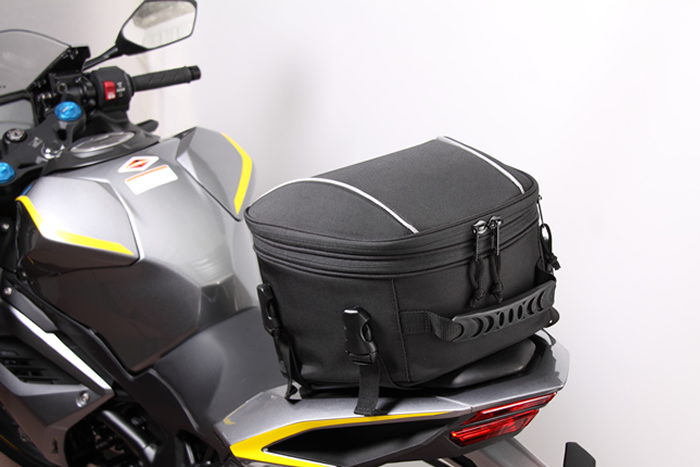 ツーリングには必要な持ち物がたくさん そんなときに役立つシートバッグ Degner