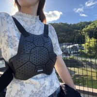 デグナーのチェストプロテクター PS-25 を装着したあっきー