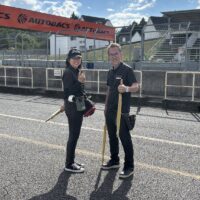 デグナー主催ライディングフェスタ当日、岡山国際サーキットのピットロードに立つデグナースタッフ