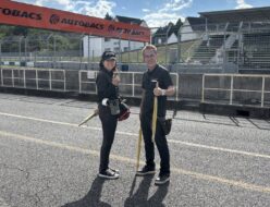 デグナー主催ライディングフェスタ当日、岡山国際サーキットのピットロードに立つデグナースタッフ