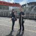 デグナー主催ライディングフェスタ当日、岡山国際サーキットのピットロードに立つデグナースタッフ